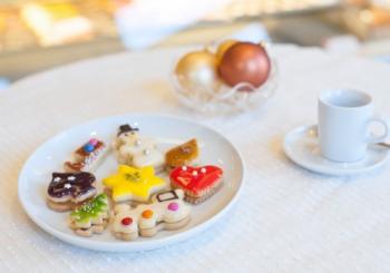 Glasiertes Weihnachtsteegebäck 